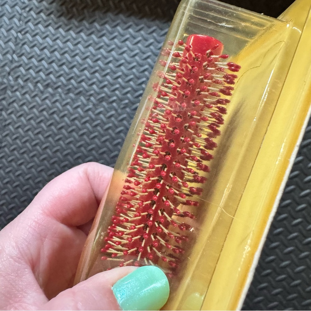 Vintage Goody Futura Round Hairbrush 1985 Comfor-Tip Bristles Red Tan Grip - Picture 9 of 14